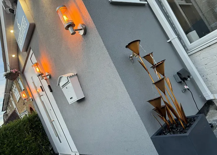 North Avenue Guest House Ltd, Heathrow Airport-Free Parking