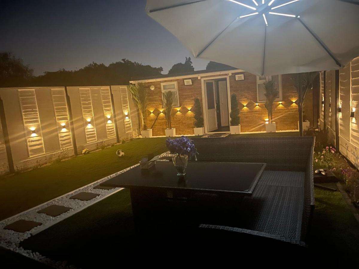 North Avenue Ltd, Heathrow Airport-free Parking Hayes (Greater London)