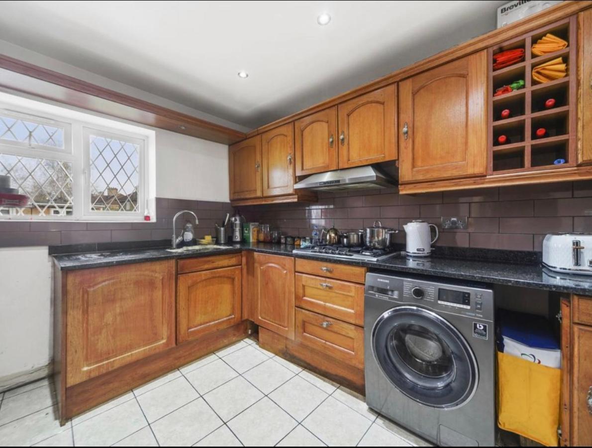 North Avenue Ltd, Heathrow Airport-free Parking Habitación en casa particular