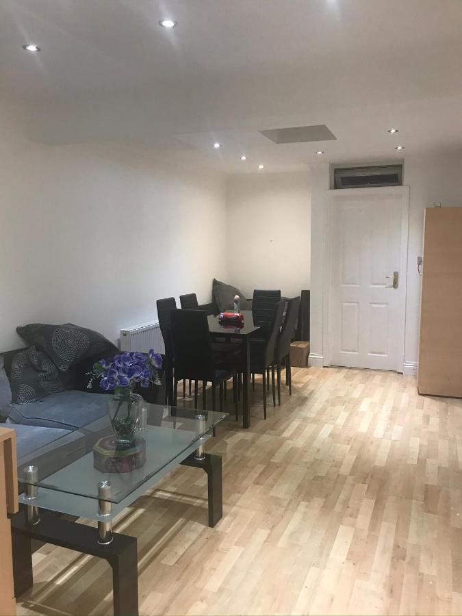 Habitación en casa particular North Avenue Ltd, Heathrow Airport-free Parking *