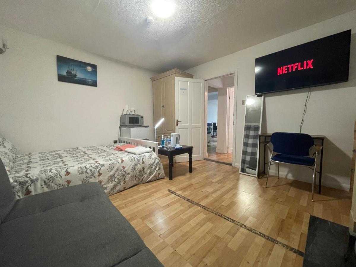 North Avenue Ltd, Heathrow Airport-free Parking Hayes (Greater London)