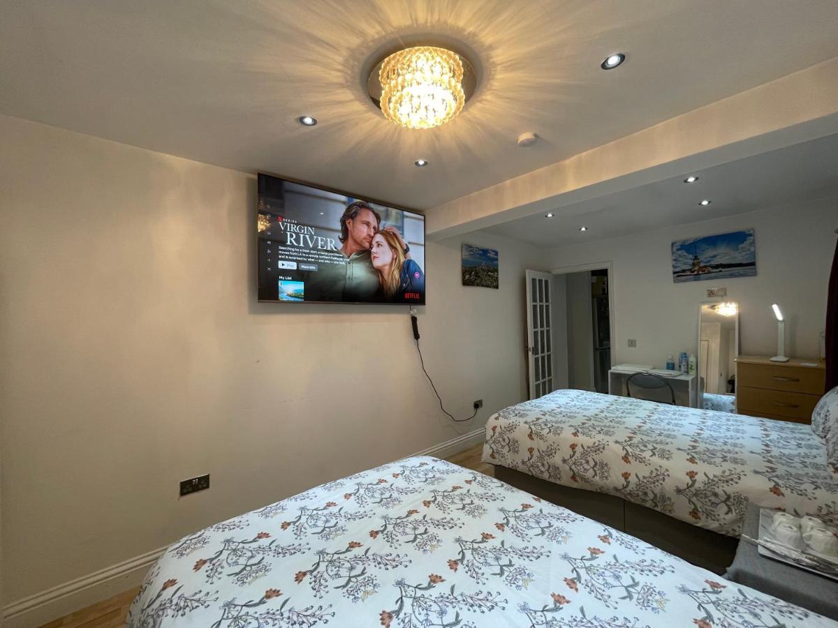 Habitación en casa particular North Avenue Ltd, Heathrow Airport-free Parking