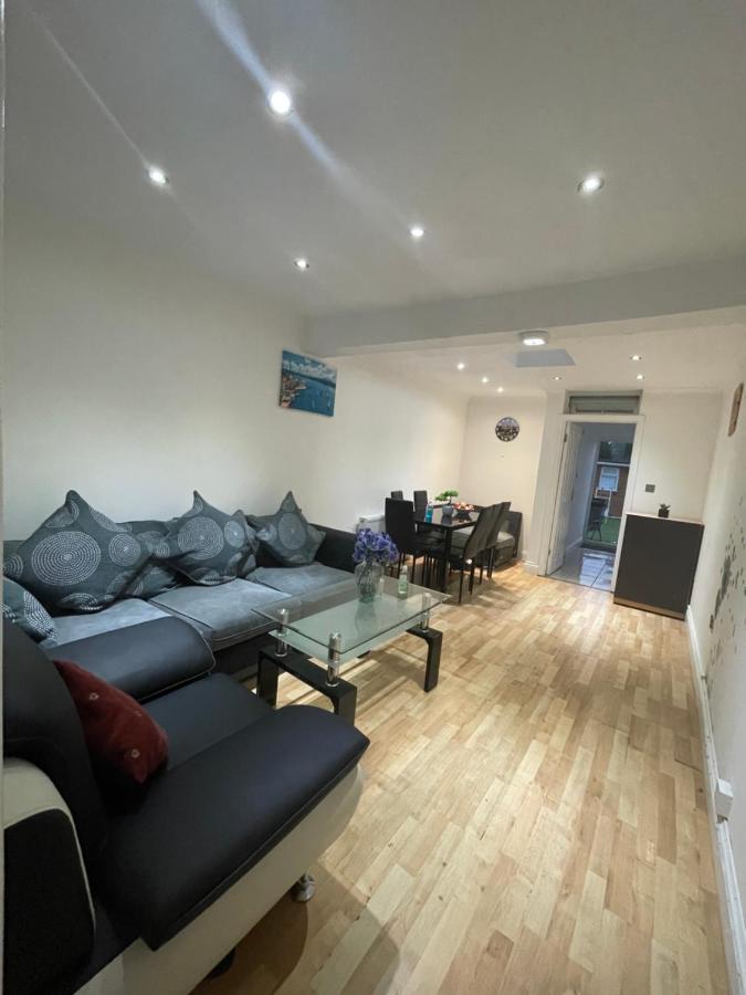 Habitación en casa particular North Avenue Ltd, Heathrow Airport-free Parking *