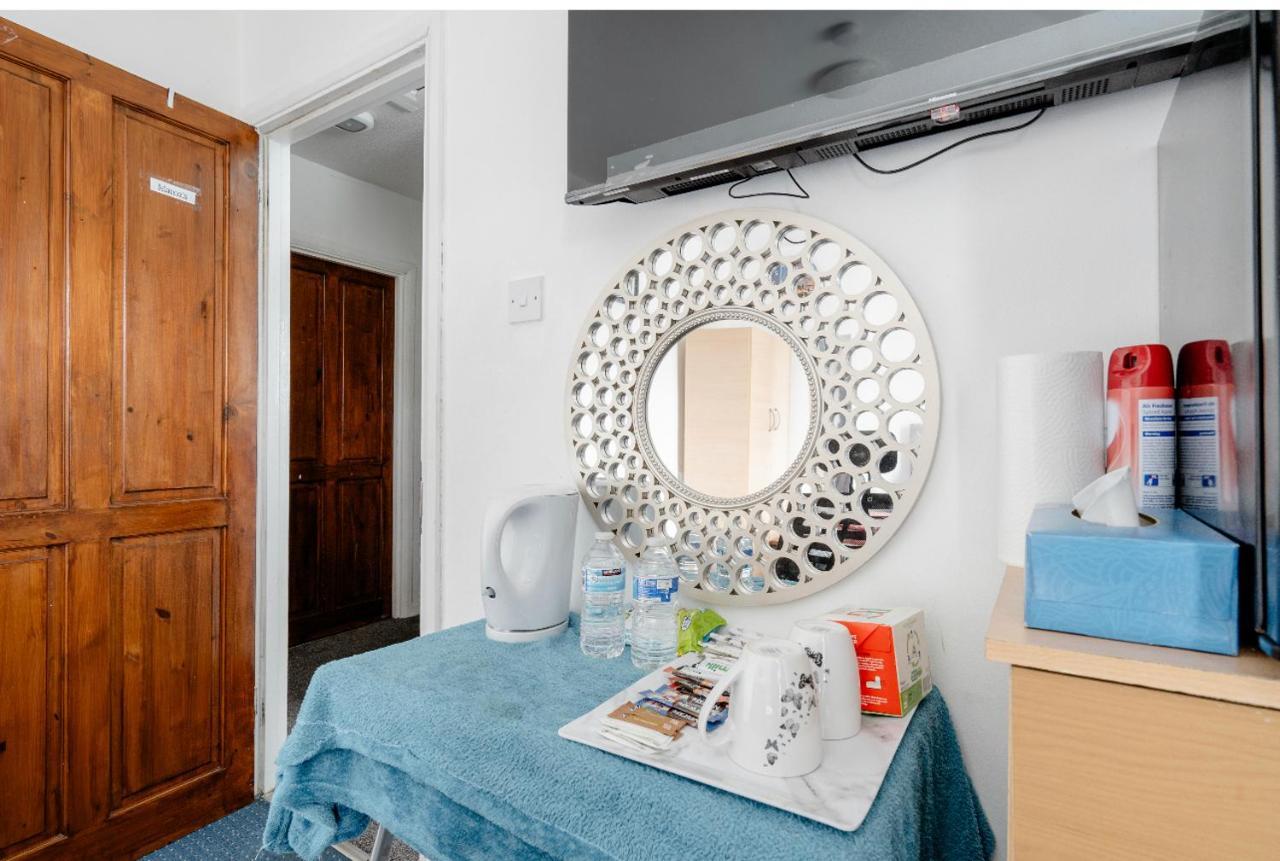 Habitación en casa particular North Avenue Ltd, Heathrow Airport-free Parking
