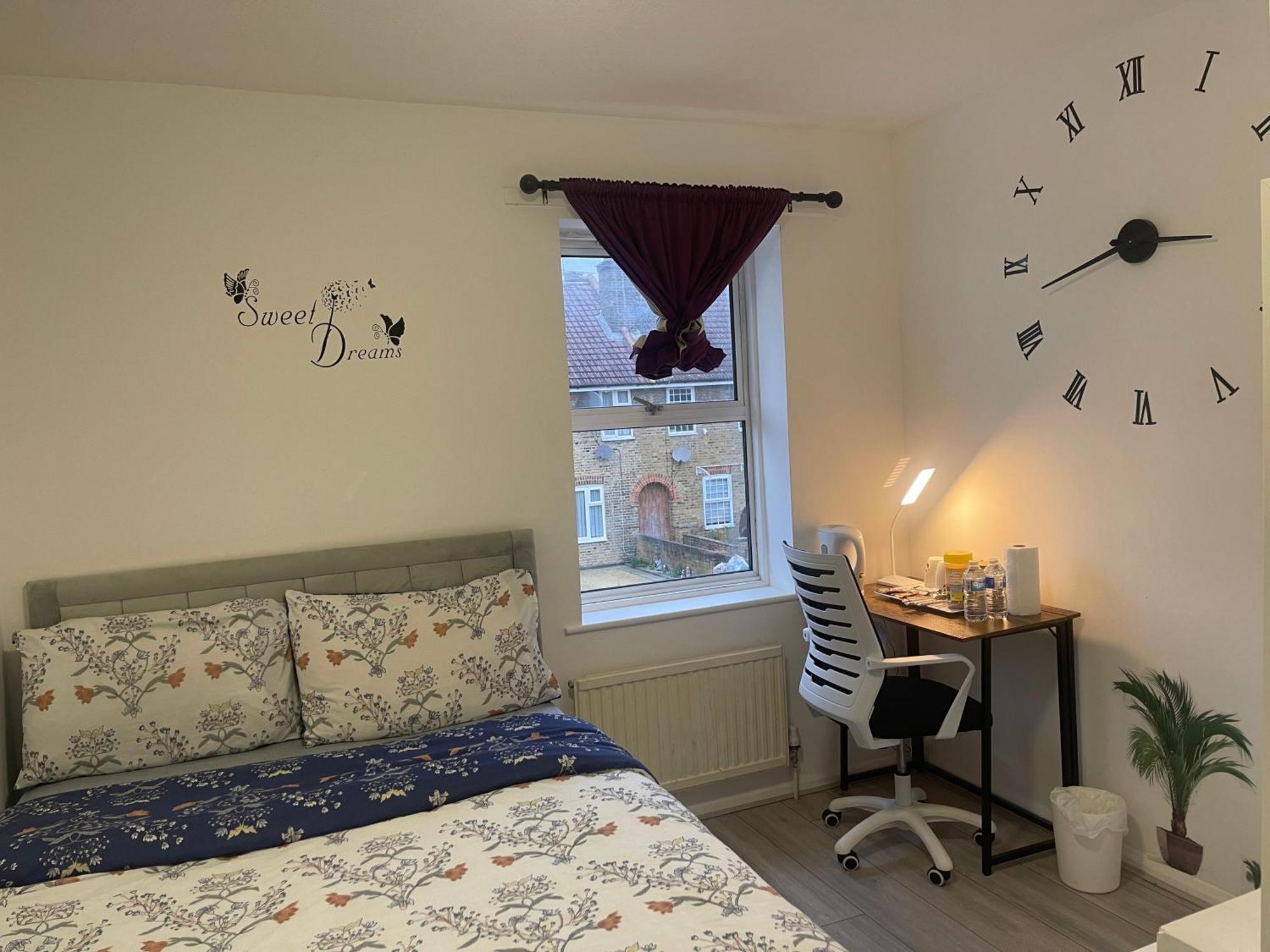 Habitación en casa particular North Avenue Ltd, Heathrow Airport-free Parking