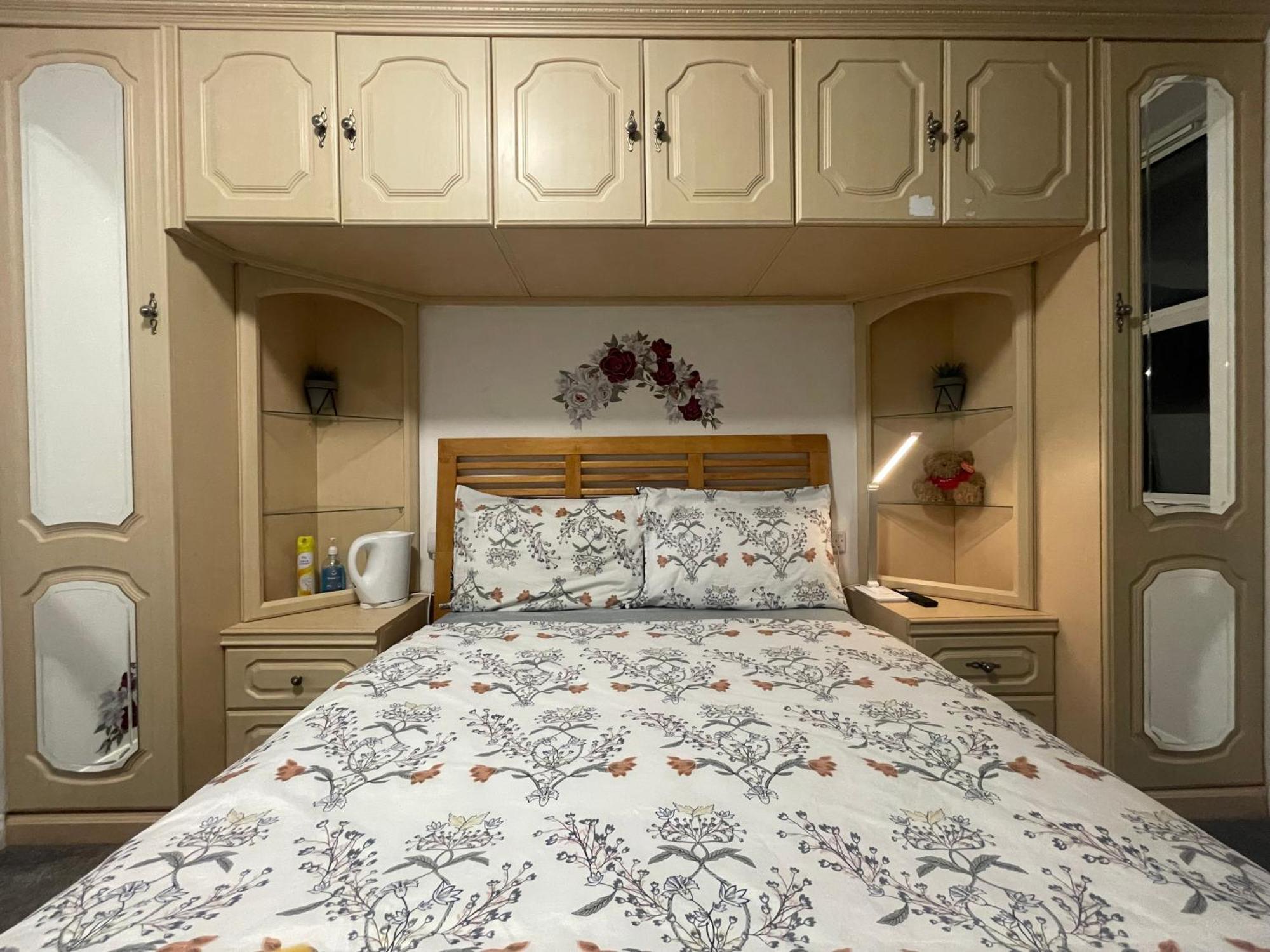 North Avenue Ltd, Heathrow Airport-free Parking Habitación en casa particular