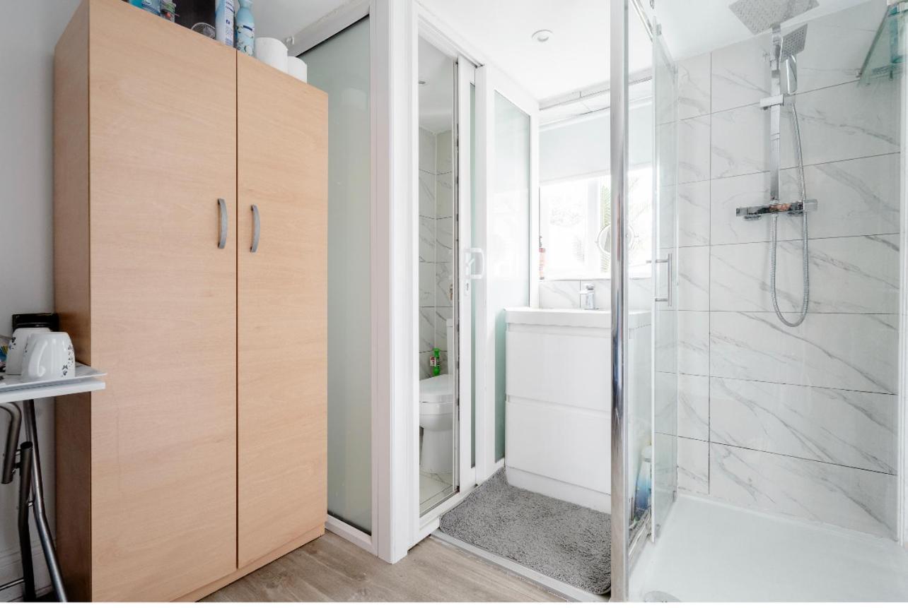 Habitación en casa particular North Avenue Ltd, Heathrow Airport-free Parking Hayes (Greater London)