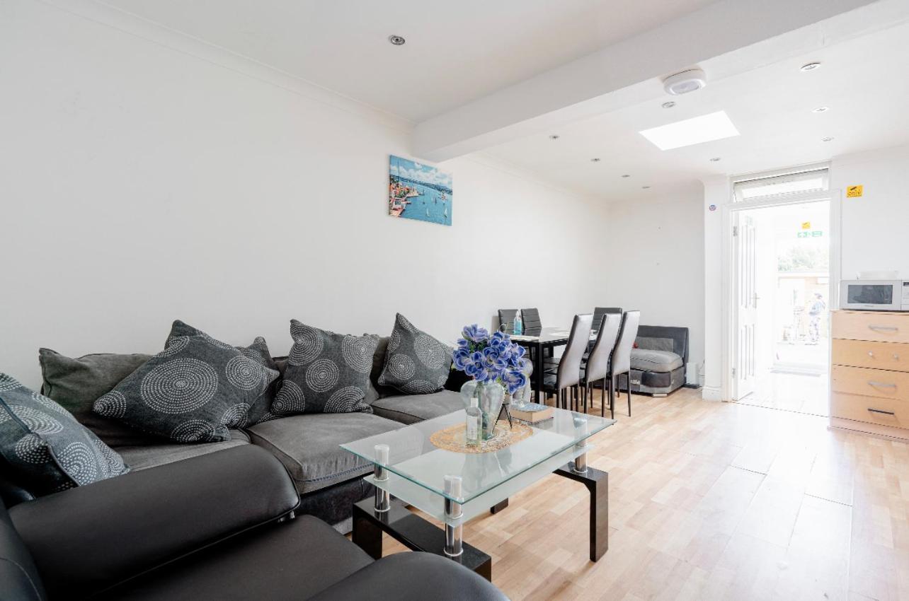 North Avenue Ltd, Heathrow Airport-free Parking * Hayes (Greater London)