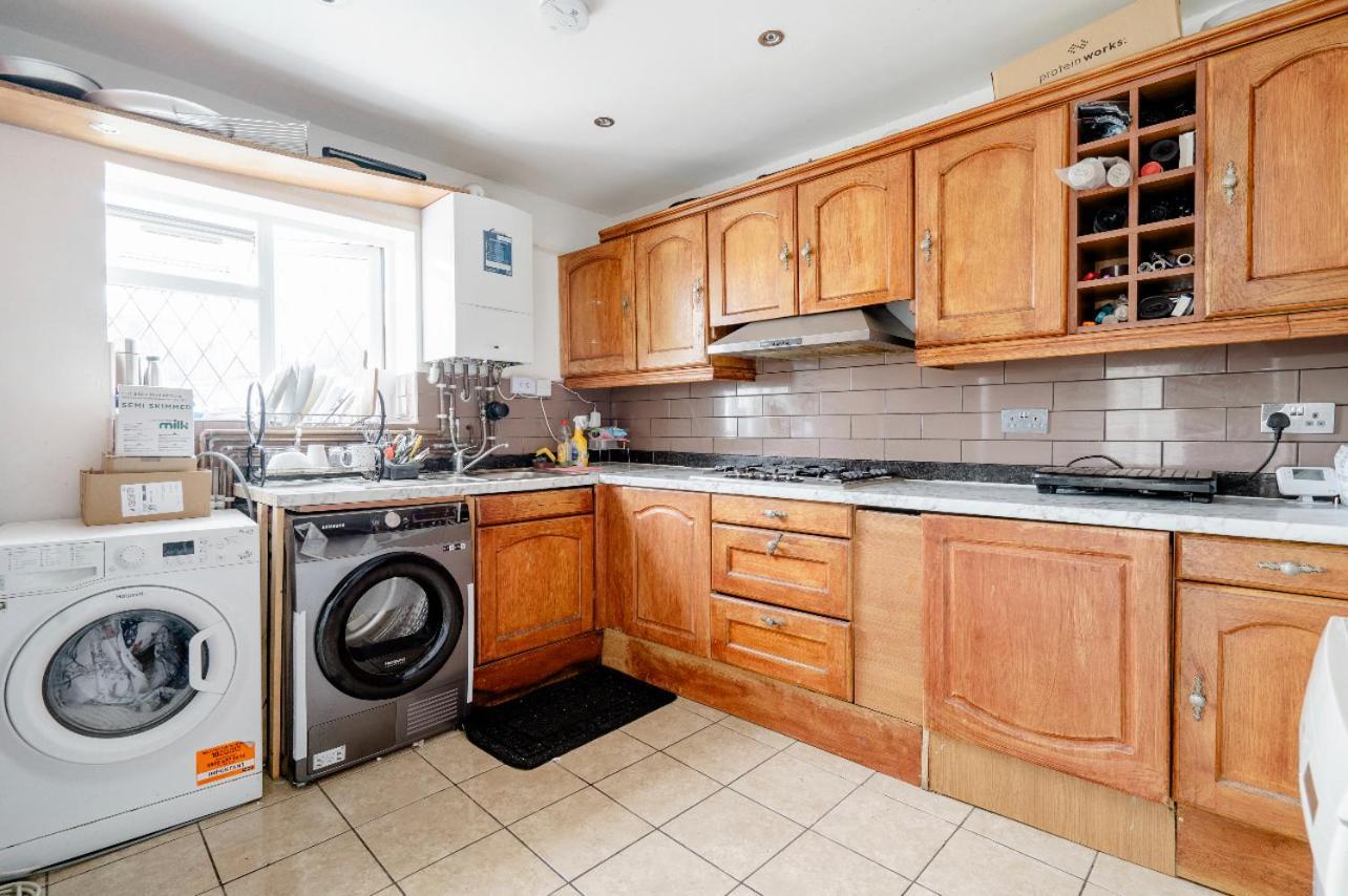 North Avenue Ltd, Heathrow Airport-free Parking * Hayes (Greater London)