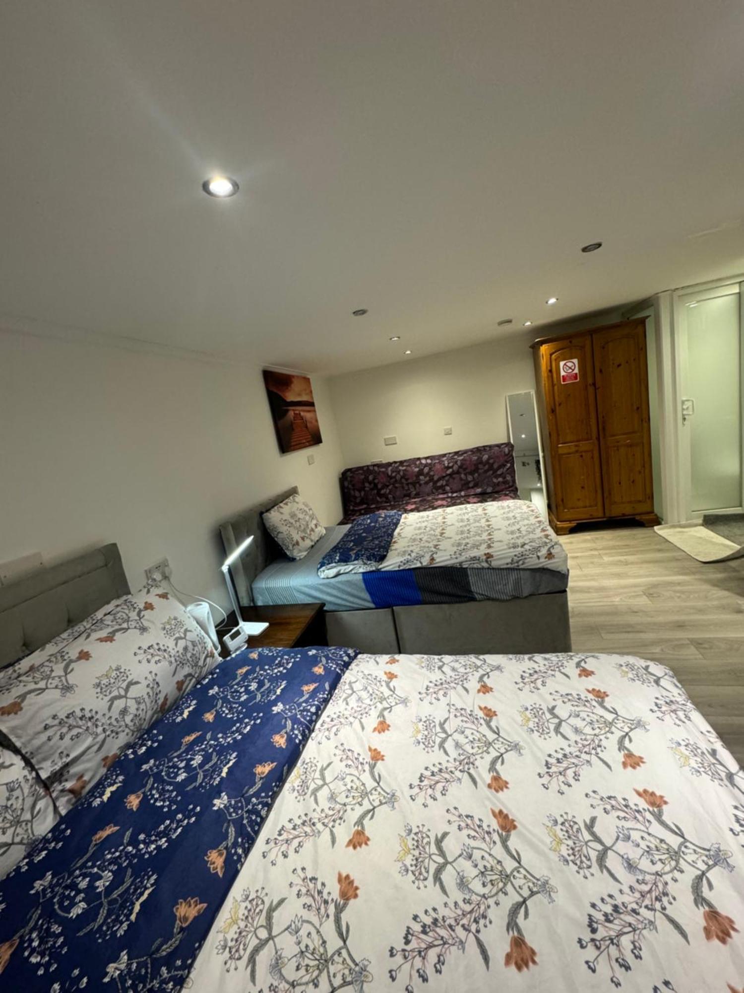 North Avenue Ltd, Heathrow Airport-free Parking Habitación en casa particular