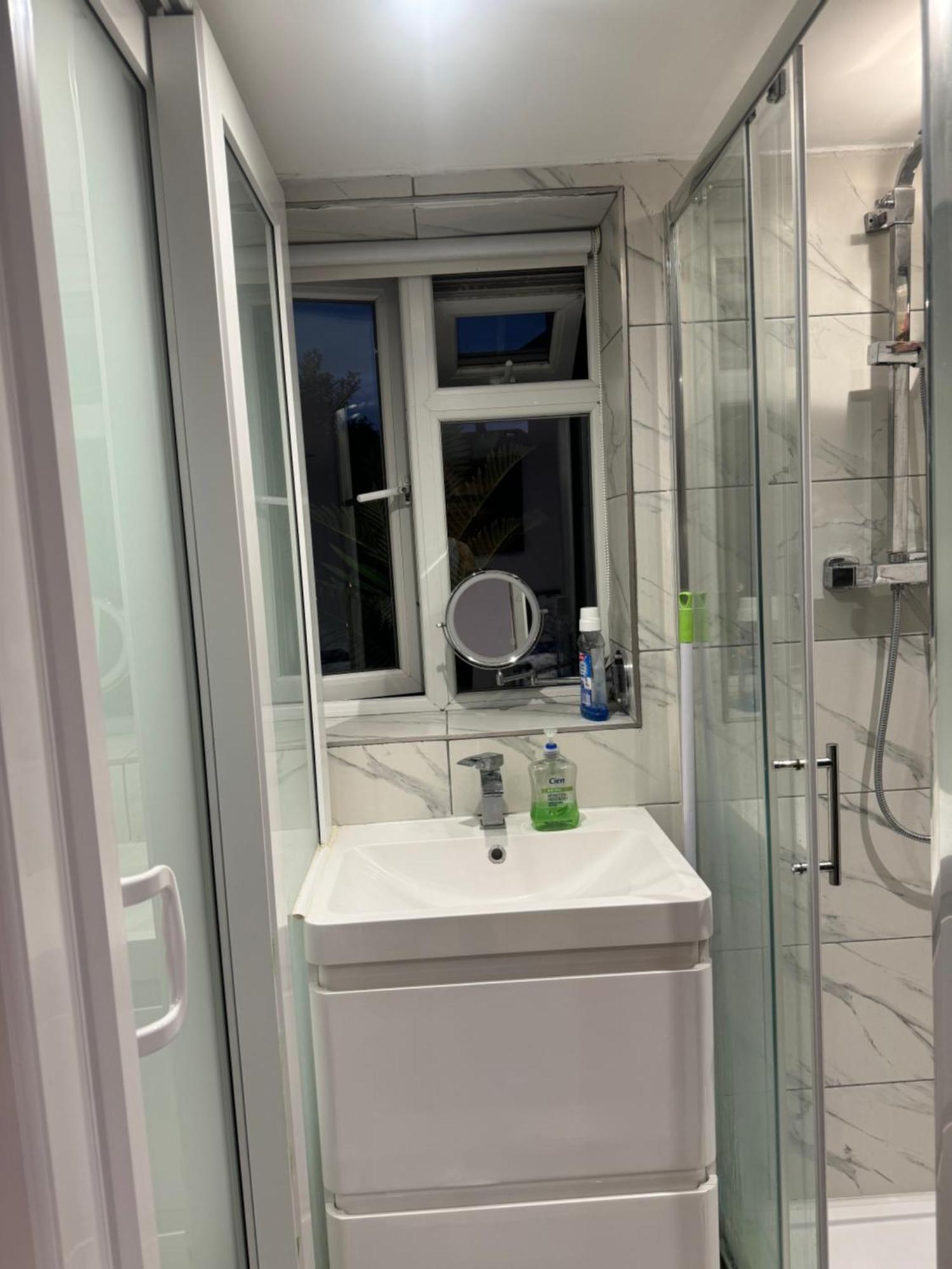 North Avenue Ltd, Heathrow Airport-free Parking Hayes (Greater London)